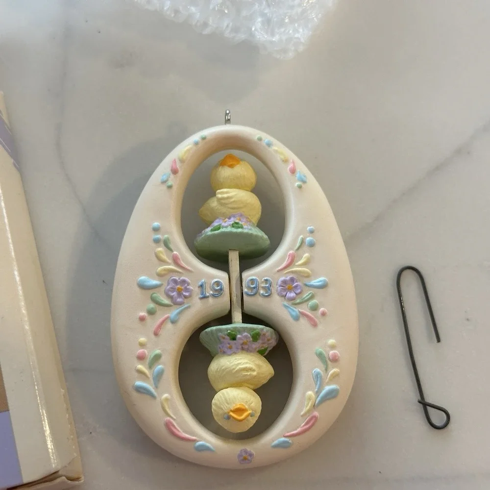 VTG Hallmark Keepsake Easter Ornament 1993 Chicks on a Twirl w/ Box Christmas